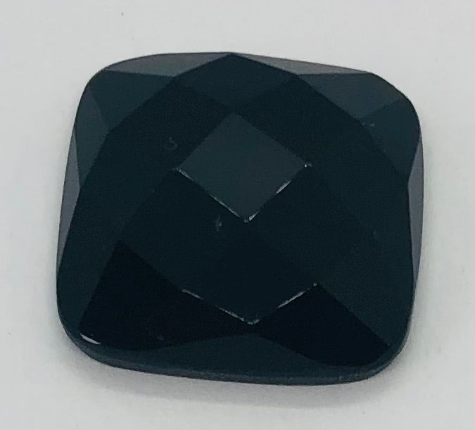 Obsidian-Cabochon in Form eines facettierten Quadrats