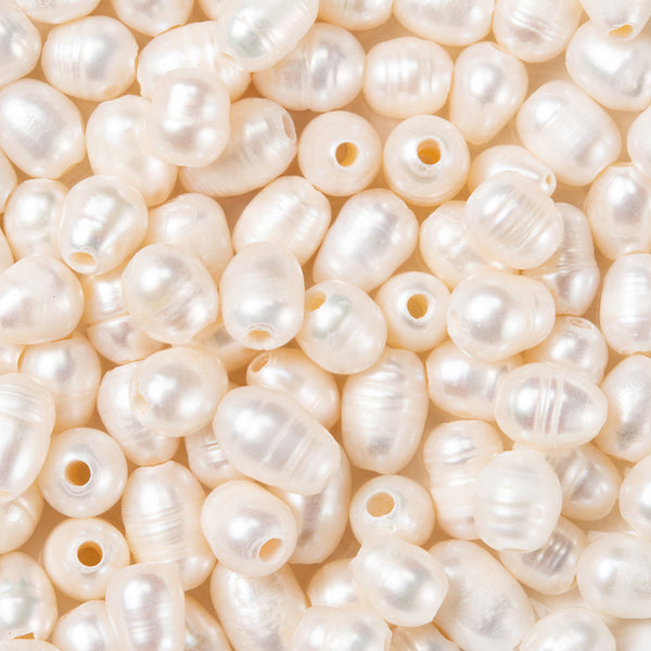 Perlas naturales con agujero grande.